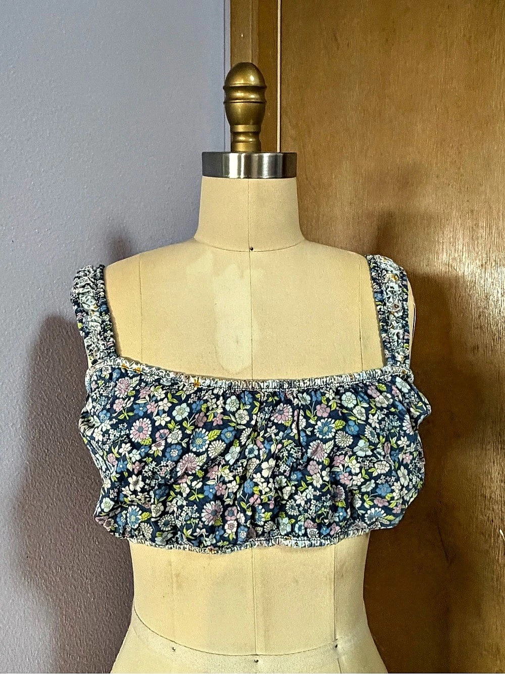 American Eagle Floral Crop Top in Blue Size Large